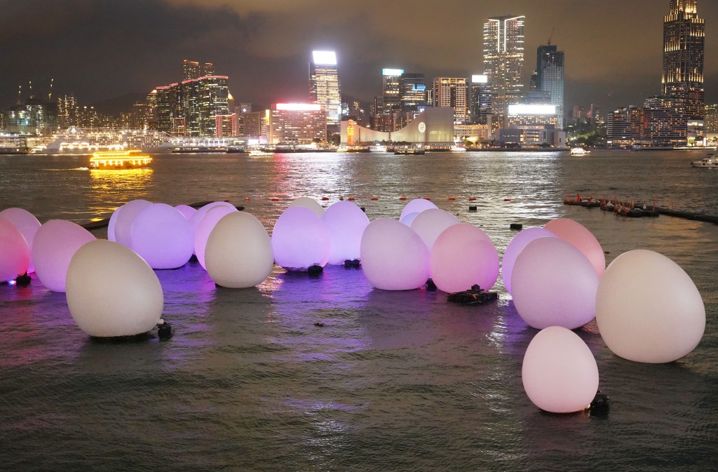 發光蛋在維港飄浮。