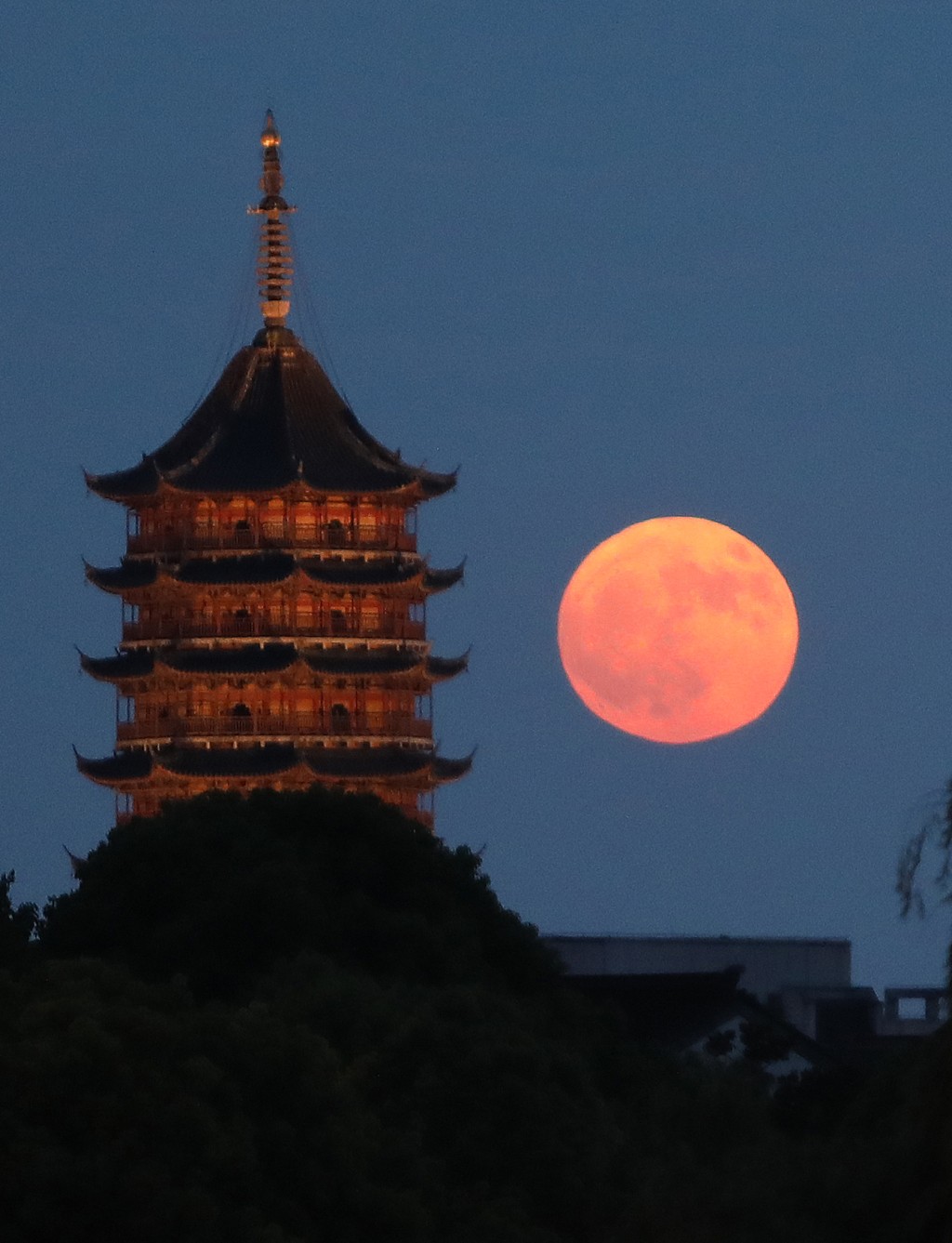 今年8月，江蘇省蘇州市觀察到「超級月亮」。（新華社）