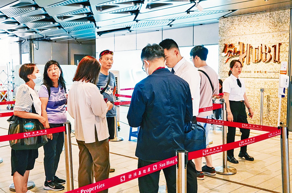 The YOHO Hub II昨天佛誕仍有市民到場參觀睇樓，情況不俗。