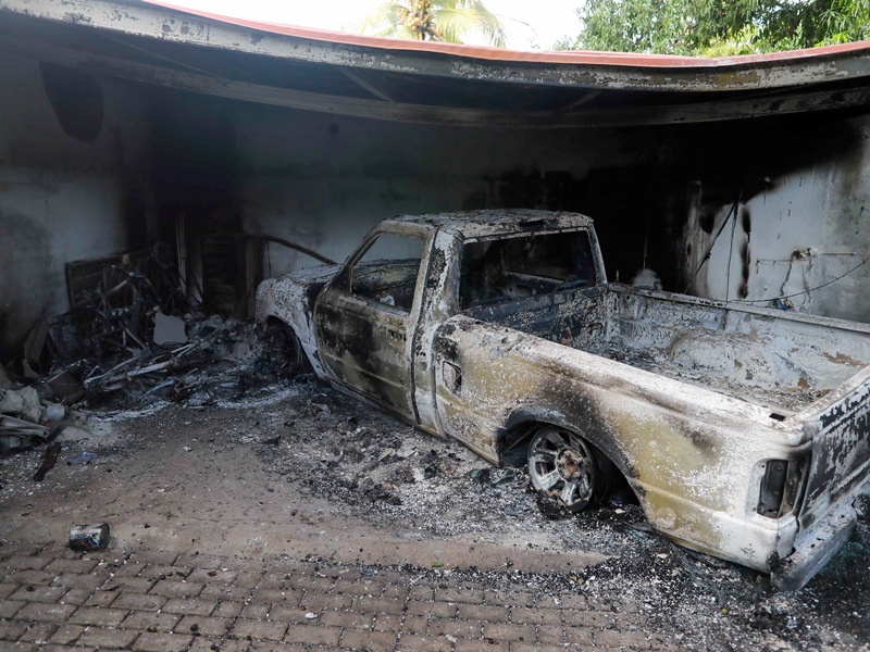 一輛停泊在外面的汽車亦被焚毀。REUTERS