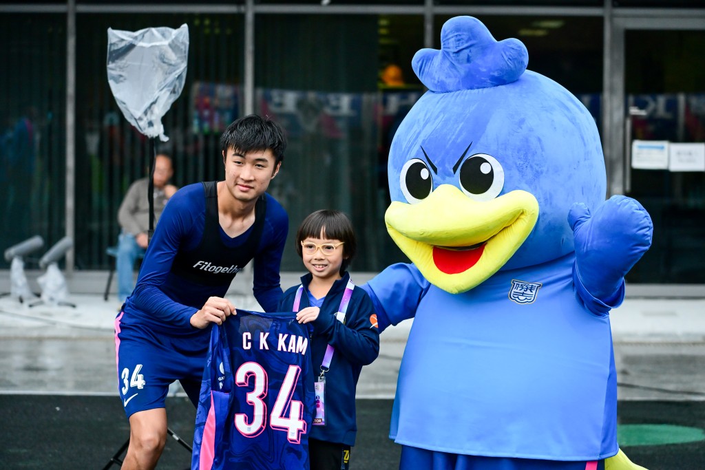 甘智健送出球衣給玩小遊戲勝出的小球送。攝影：魏國謙