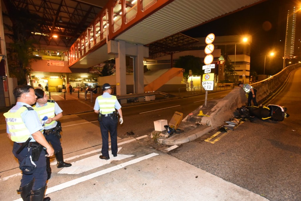 一輛電單車於牛池灣市政大廈對開急彎撞路牌，44歲司機重創。