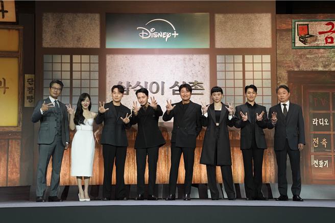 《逆貧大叔》不但造就了影帝宋康昊首演劇集,更撮合了卞約漢(左四)與Tiffany(左二)這對佳偶。 《逆貧大叔》不但造就了影帝宋康昊首演劇集,更撮合了卞約漢(左四)與Tiffany(左二)這對佳偶。