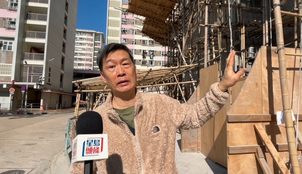 居民黃先生指拆除棚網後,反而擔心危及途人安全。 居民黃先生指拆除棚網後,反而擔心危及途人安全。