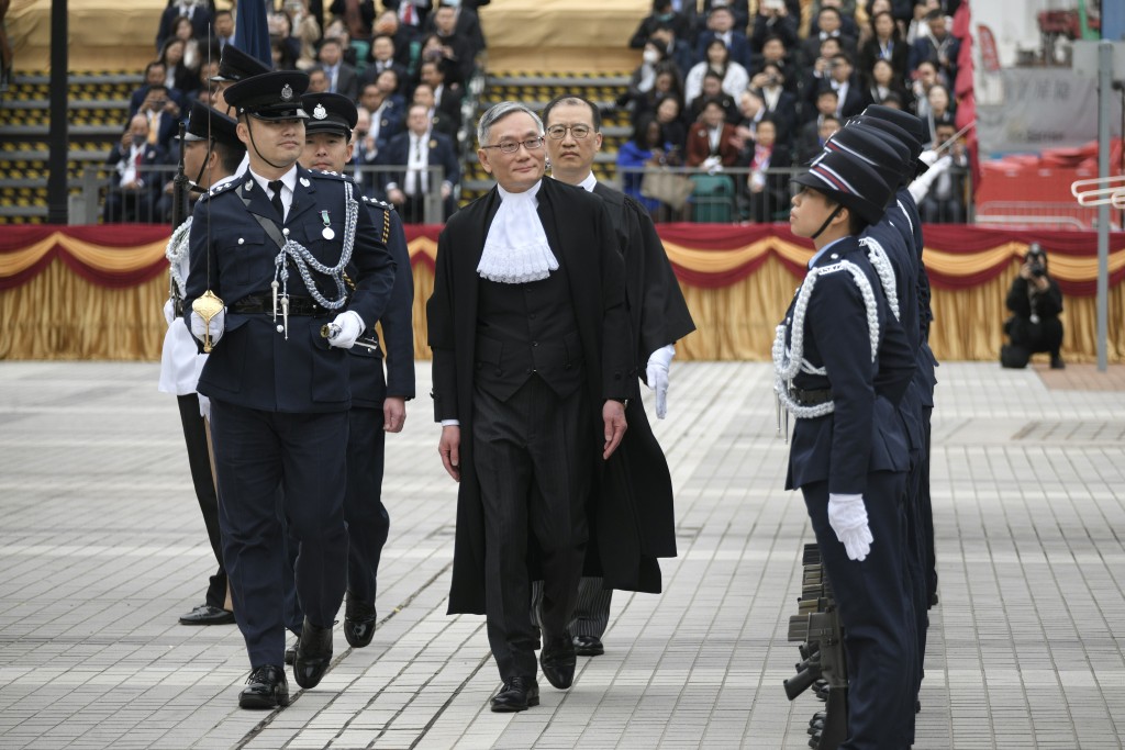 终审法院首席法官张举能在爱丁堡广场检阅香港警察仪仗队。