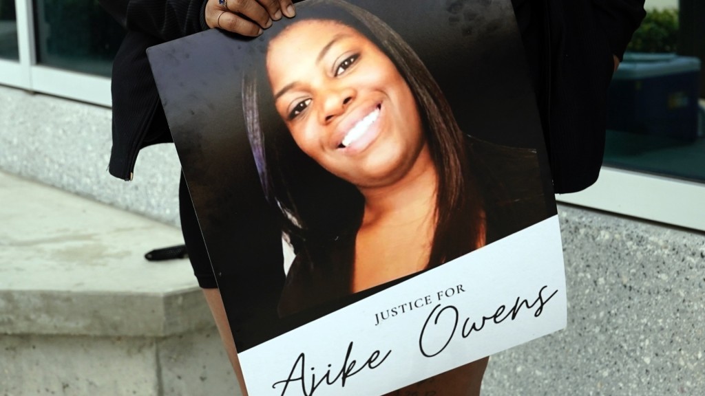 抗議者手持死者歐文（Ajike “AJ” Owens）的肖像為其討公道。  美聯社