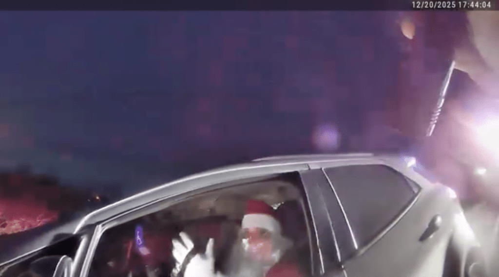 聖誕老人旁坐了他的太太「聖延老婆婆」。