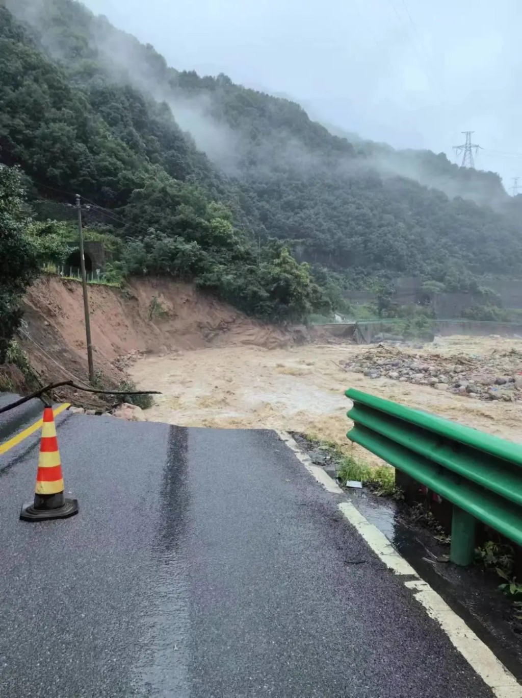 陝西寶雞暴雨已造成5死8失蹤。