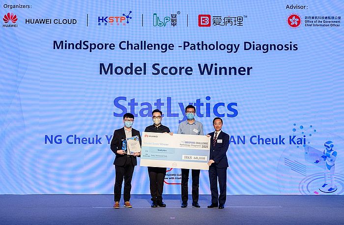 香港MindSpore Challenge – 病理診斷挑戰賽,來自Statlytics團隊勇奪模型大獎,並由香港政府資訊科技總監辦公室副政府資訊科技總監黃志光頒獎。