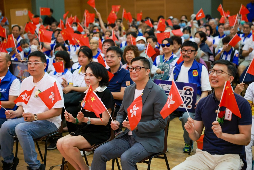 邓炳强孖太太到黄大仙派月饼。邓炳强FB