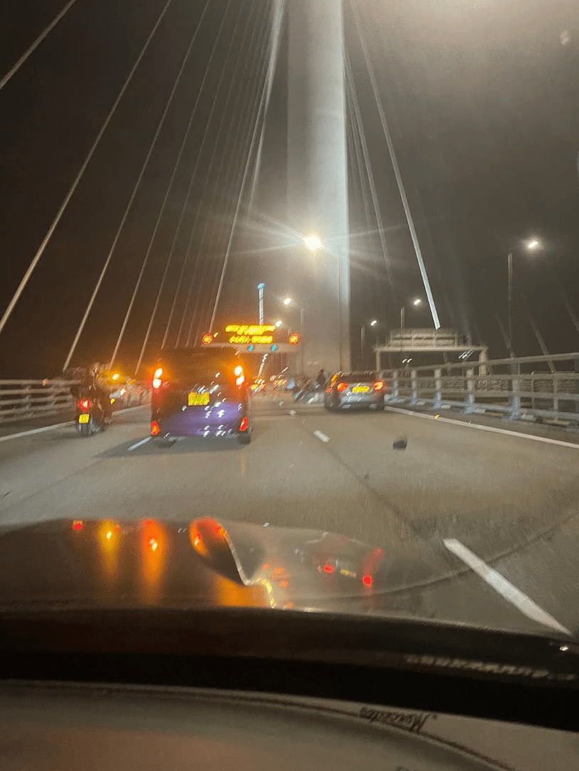 昂船洲大橋周五(12日)晚上發生一宗三車相撞交通意外,涉及兩輛私家車和一輛電單車。fb「馬路的事討論區」 昂船洲大橋周五(12日)晚上發生一宗三車相撞交通意外,涉及兩輛私家車和一輛電單車。fb「馬路的事討論區」