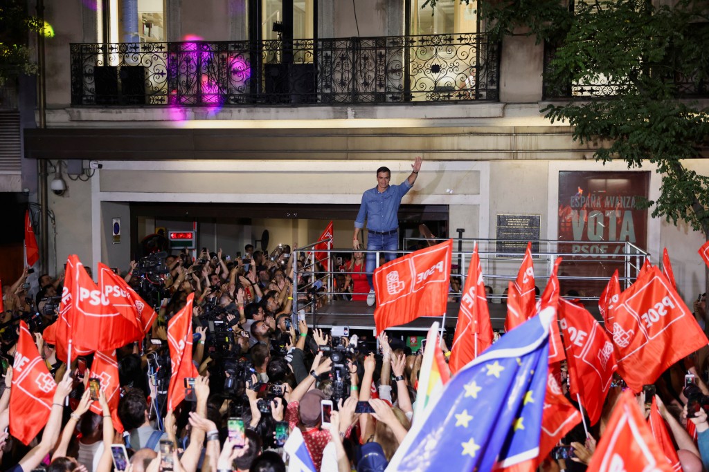 首相桑切斯领导的执政工人社会党则赢得122 个席位。 路透社
