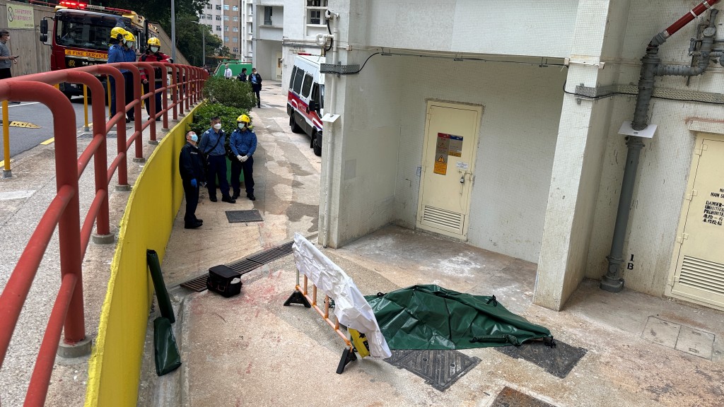 男子高處墮下倒卧地面，惜證實當場身亡。梁國峰攝