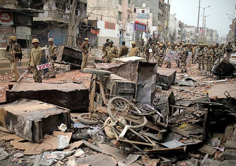 印度街頭一片凌亂,有市民代步工具被破壞。AP