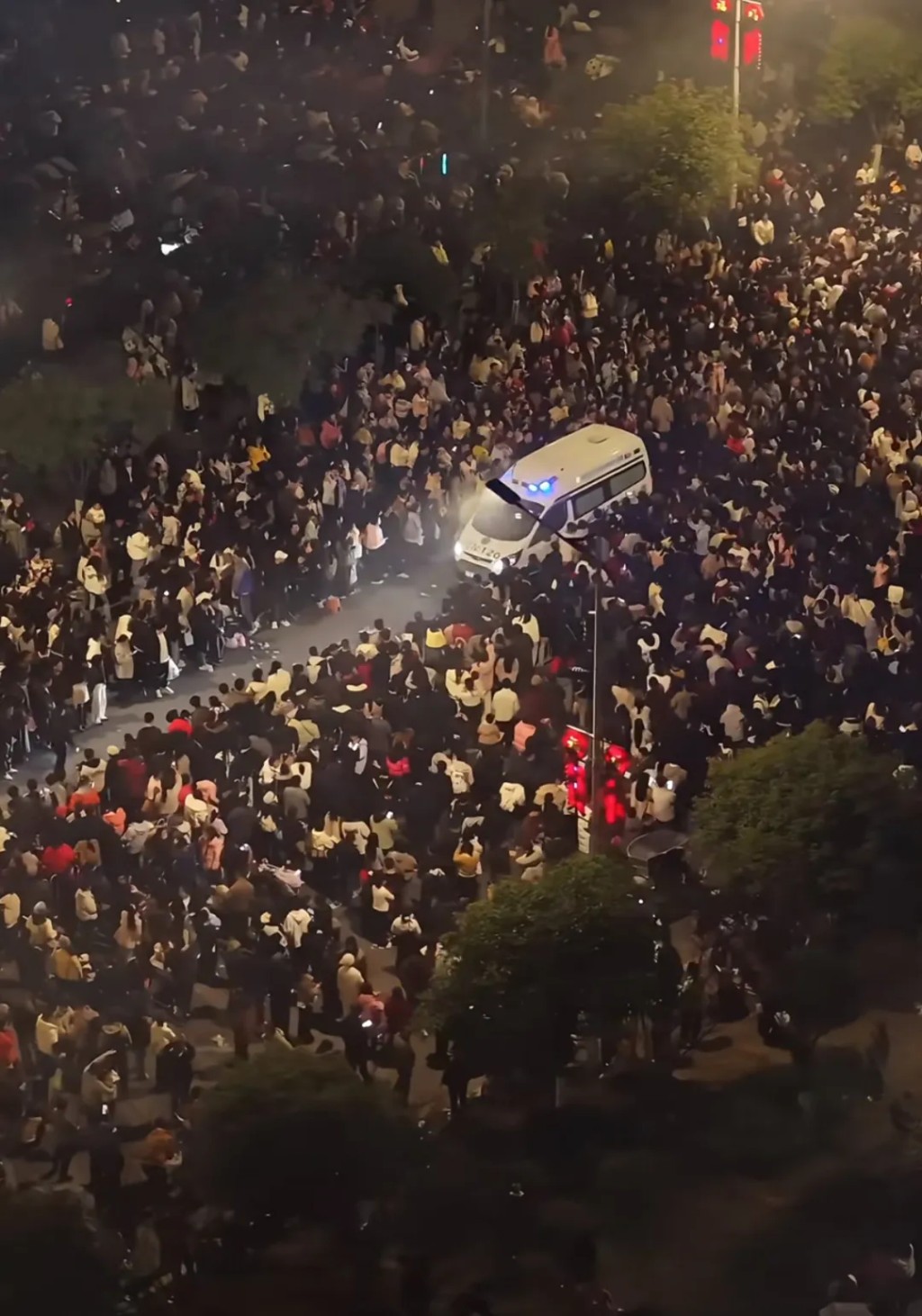 民眾自發讓路供救護車通過。《瀟湘晨報》