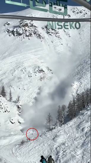 新疆喀納斯景區雪崩，網傳雪崩追著一人的畫面。