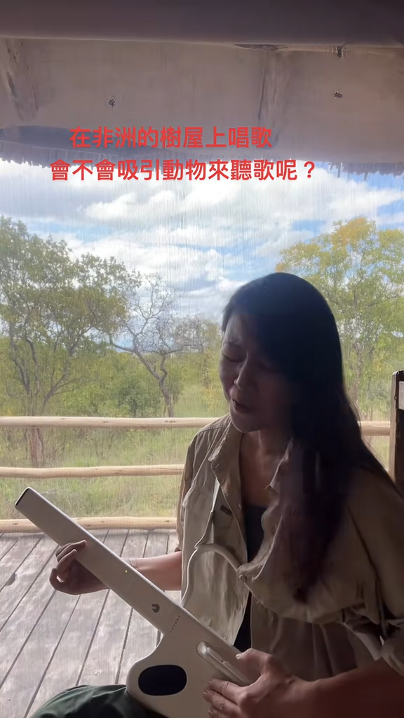 王馨平自彈自唱好投入。 王馨平自彈自唱好投入。