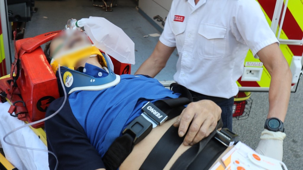 紅磡清潔男工意外墮地 送院救治