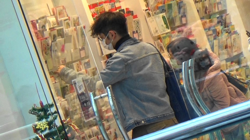 一向鍾意用文字抒發感情的Alfred買了幾張卡,估計想藉此寫「千字文」多謝朋友。