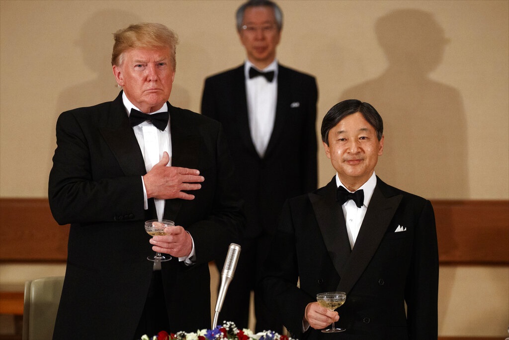 德仁與特朗普交談。AP