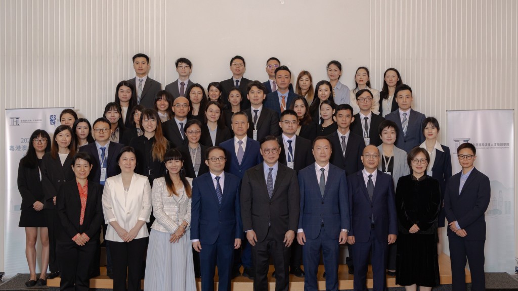 律政司副司長張國鈞（第一排中）、廣東省司法廳副廳長陳永康（第一排左四）和澳門特別行政區政府法務局副局長邱顯哲（第一排右四）與課程參加者在開班儀式合照。