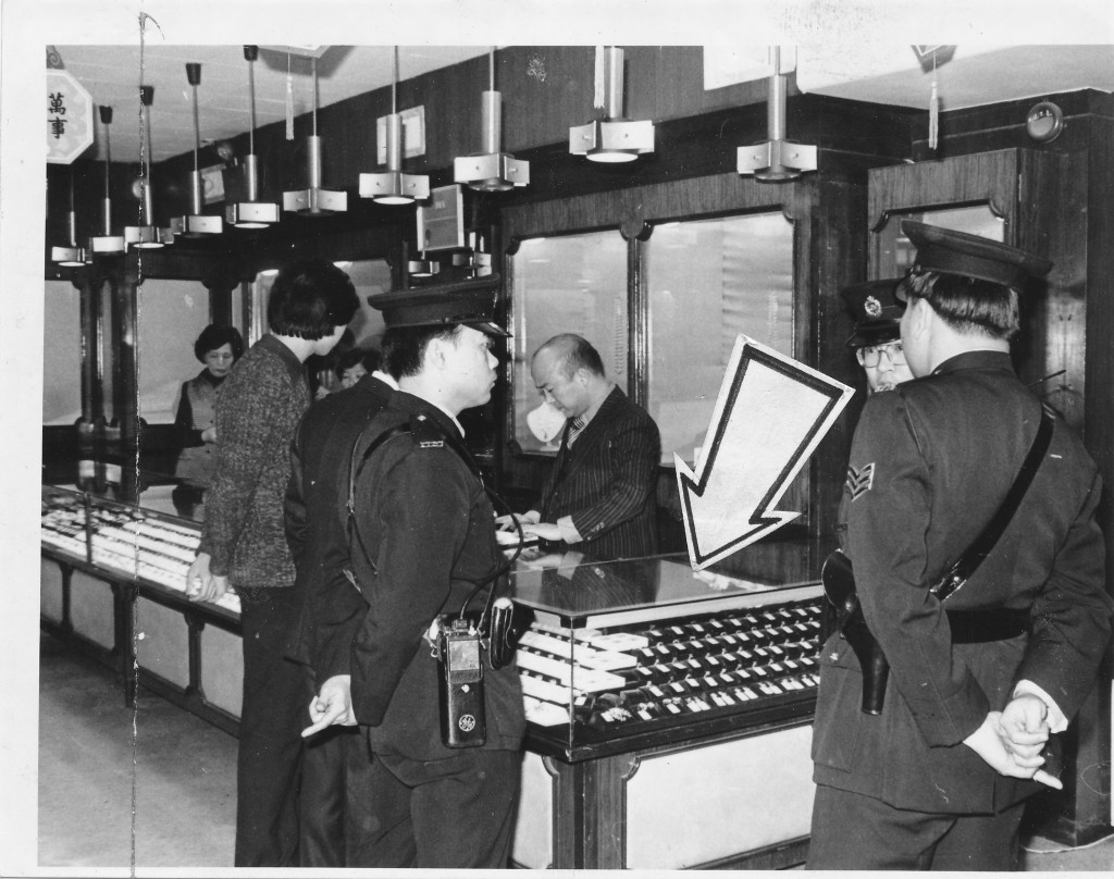 1979年大丸百貨公司被匪徒喬裝顧客,掠走飾櫃內的一批約值10萬元名貴物品。資料圖片 1979年大丸百貨公司被匪徒喬裝顧客,掠走飾櫃內的一批約值10萬元名貴物品。資料圖片