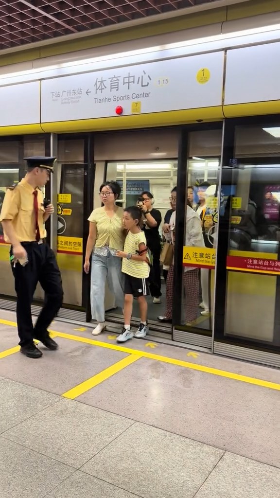 民眾將婦人強闖車廂的情景拍下。抖音@ ? 民眾將婦人強闖車廂的情景拍下。抖音@ ?