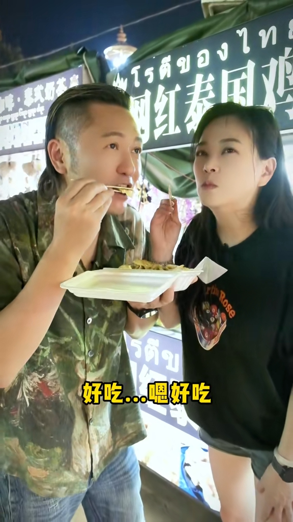 刘小慧如孩子般兴奋地食，吃了一口便说：「脆脆的，好吃…」