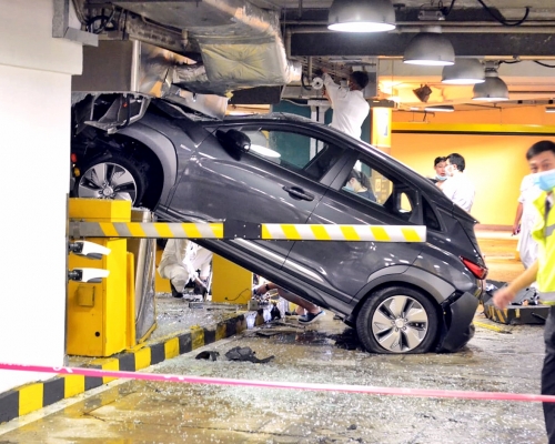 又一城停車場私家車衝上閘機直插更亭。