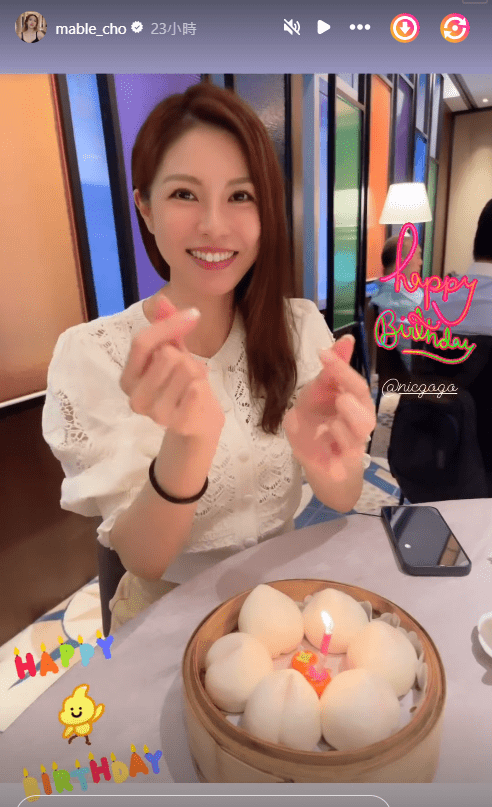 壽星女的李潔瑩許願後做出兩款不同心心的手勢，甜美可人。