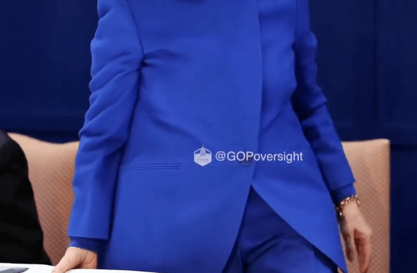 希拉里離開作證席位以示抗議。 希拉里離開作證席位以示抗議。