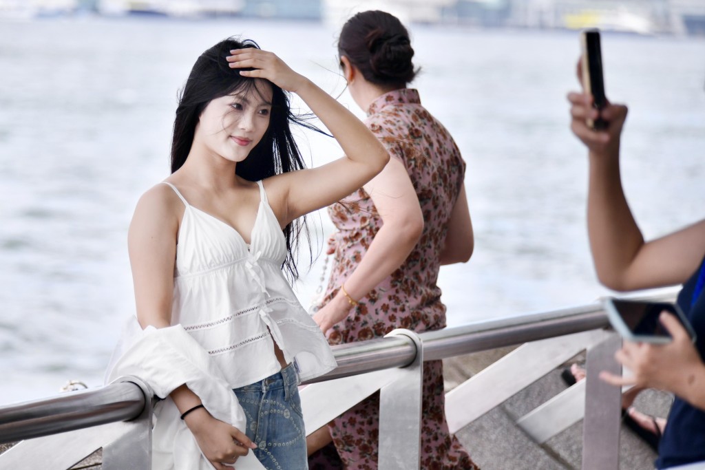 受華南上空較正常強的高空反氣旋影響，本港9月天氣較正常炎熱及乾燥。