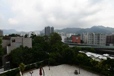 從窗外望樓景和翠綠山景，景致開揚。