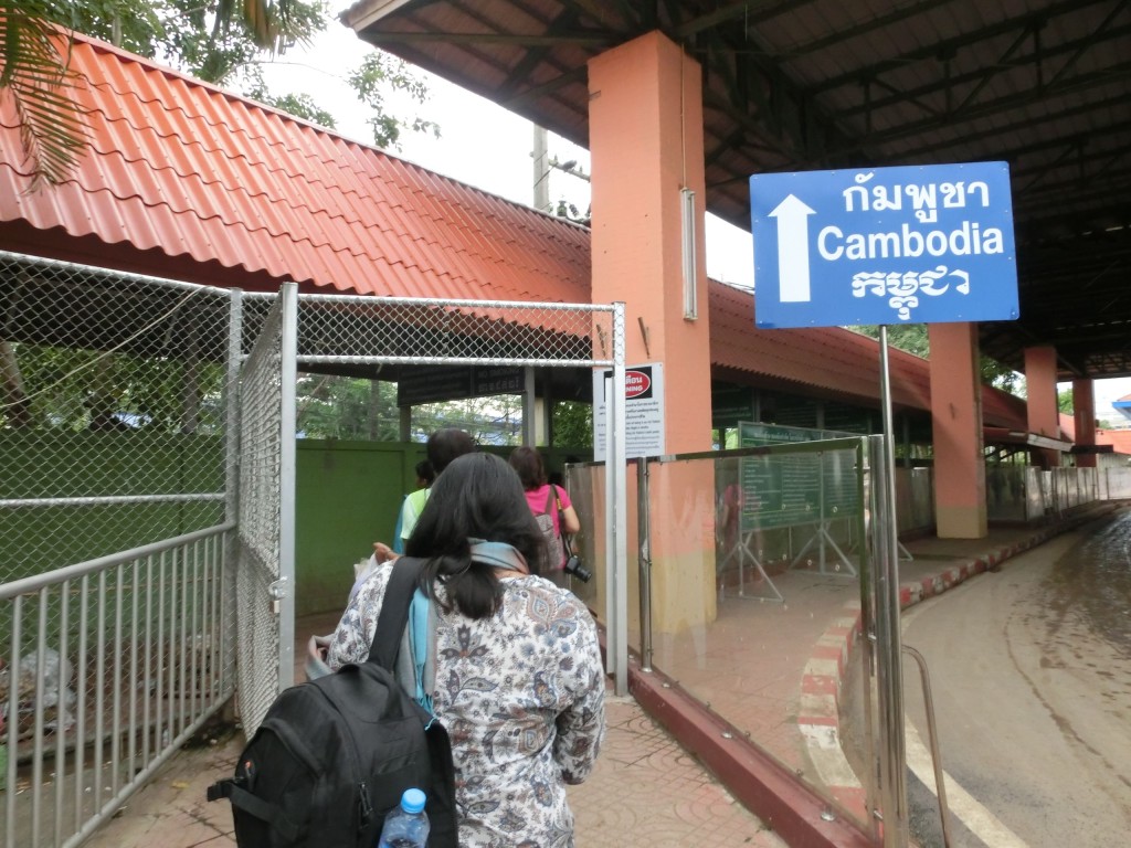 当年Roger为咗停留泰国，选择最快途径于相邻嘅柬埔寨过境。