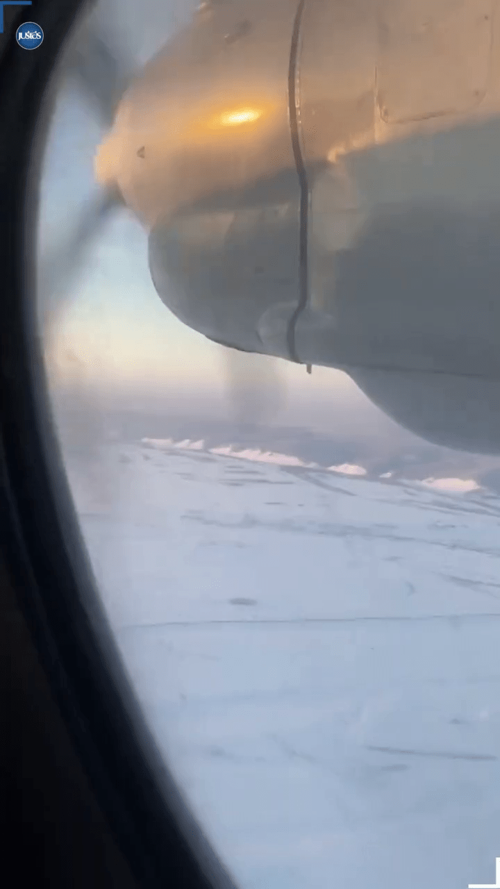 拍攝的男乘客拍向窗外的天空，示意行李被吸出門外後消失空中。