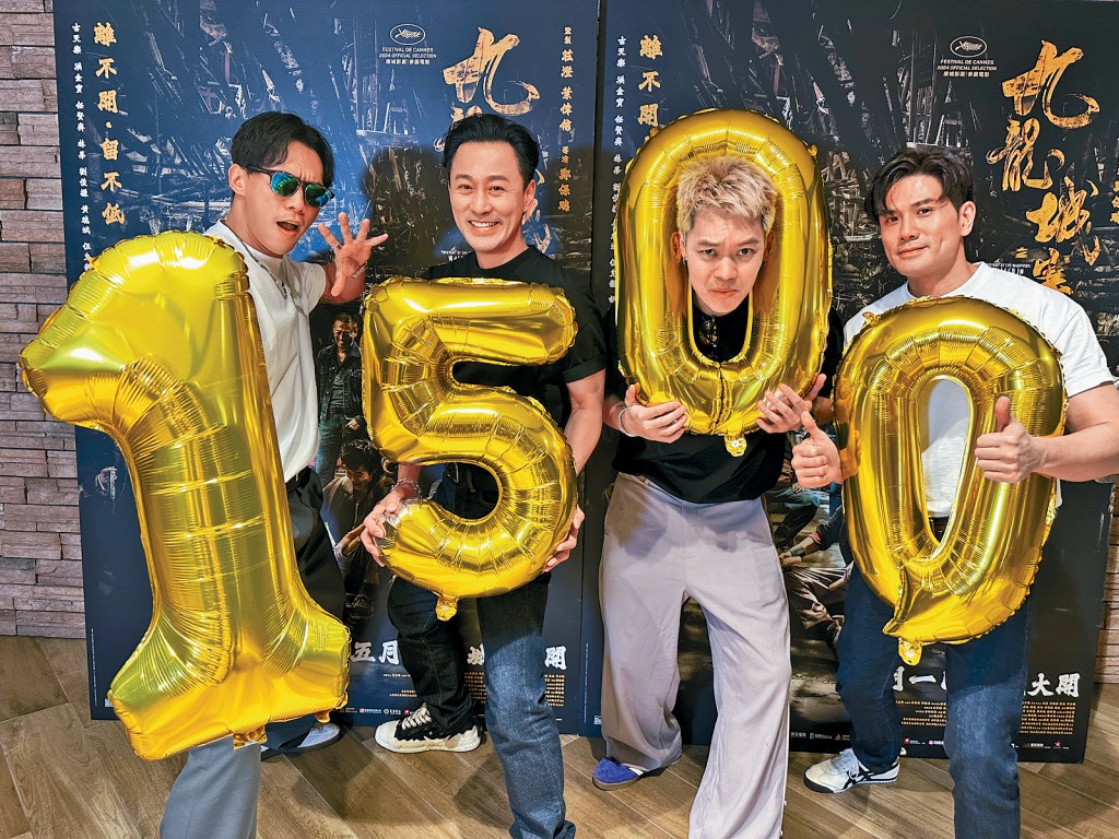 （左起）張文傑、林峯、胡子彤、伍允龍冒紅雨到戲院謝票。