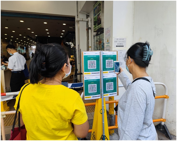 市民進入九龍城街市前掃碼。