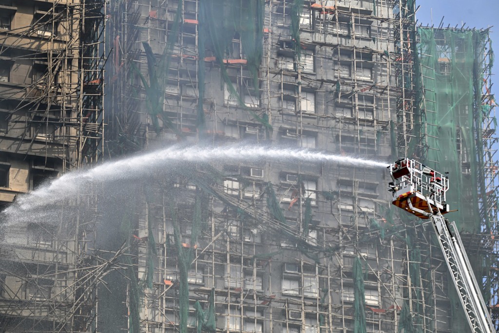 現場所見,多個單位的窗戶貼上發泡膠板。蘇正謙攝 現場所見,多個單位的窗戶貼上發泡膠板。蘇正謙攝