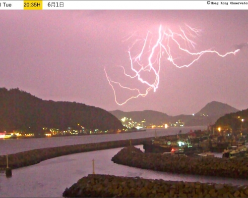 閃電劃破夜空。天文台