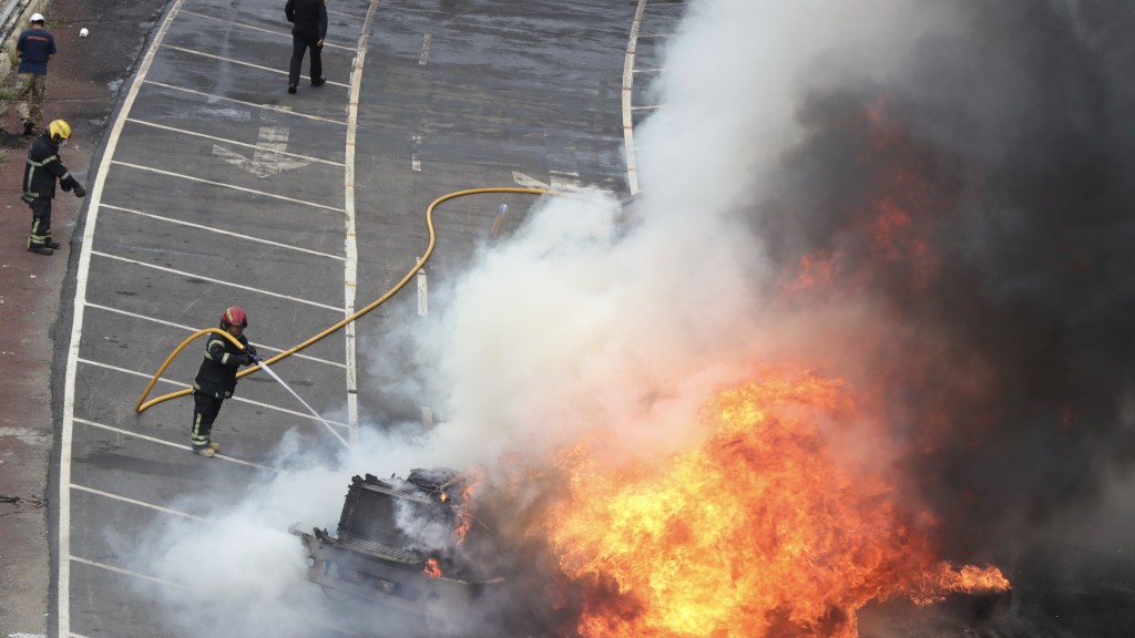 墨西哥氣罐車翻側爆炸，旁邊的無辜車輛陷入火海。 美聯社