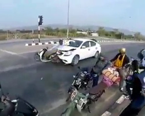 女鐵騎士遭汽車從後撞飛瞬間。(網圖)
