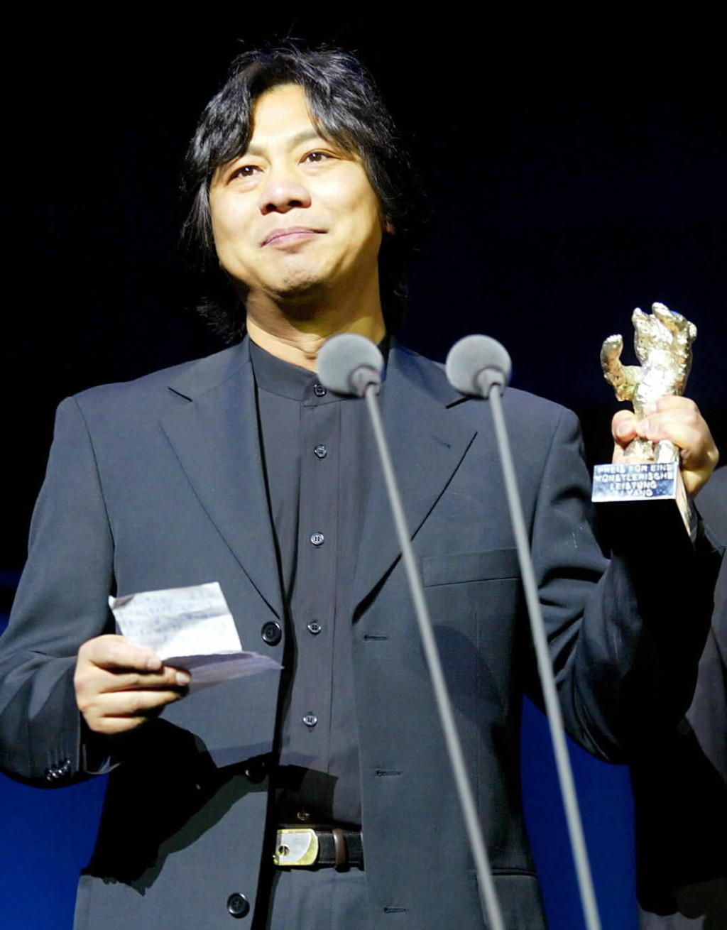 《盲井》導演李楊領取柏林國際電影節金熊獎。 新華社