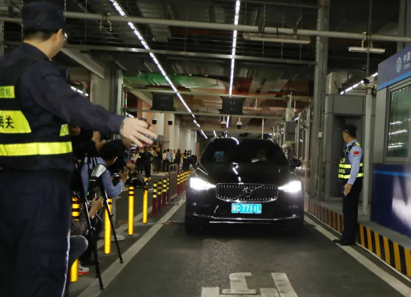 粵車南下正式啟動,首名司機是來自珠海。深視新聞 粵車南下正式啟動,首名司機是來自珠海。深視新聞