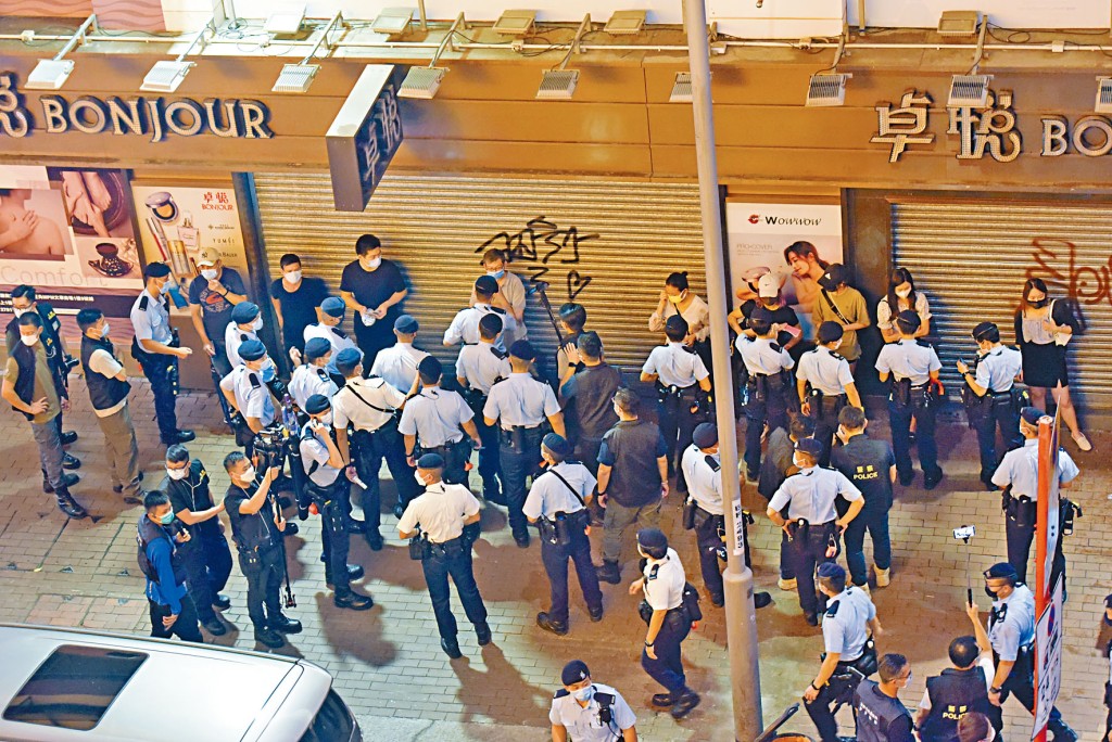 ■警方在旺角街頭截查大批途人。