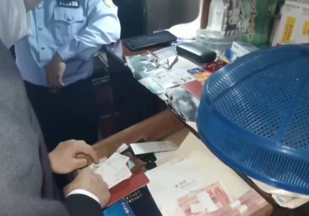 執行警員搜查發現該上海大媽將240餘萬元現金藏在家中。微博@康斯坦丁