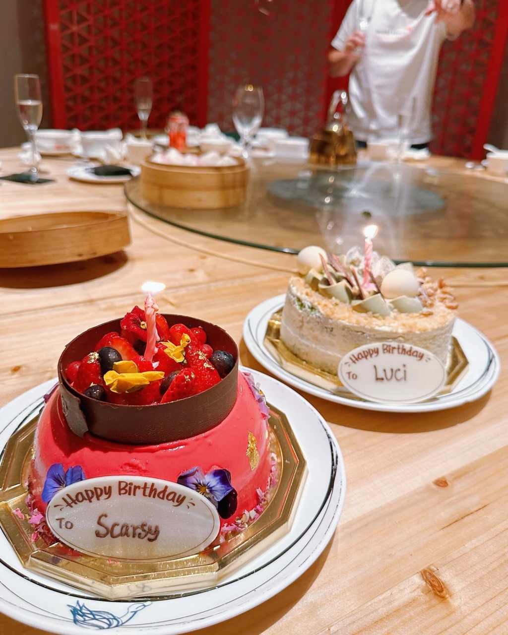 兩位壽星一人一個蛋糕。
