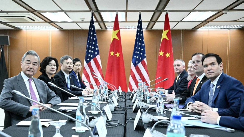 在马拉尼举行的东盟外长会议期间，中国外长王毅与美国国务卿鲁比奥会晤。路透社