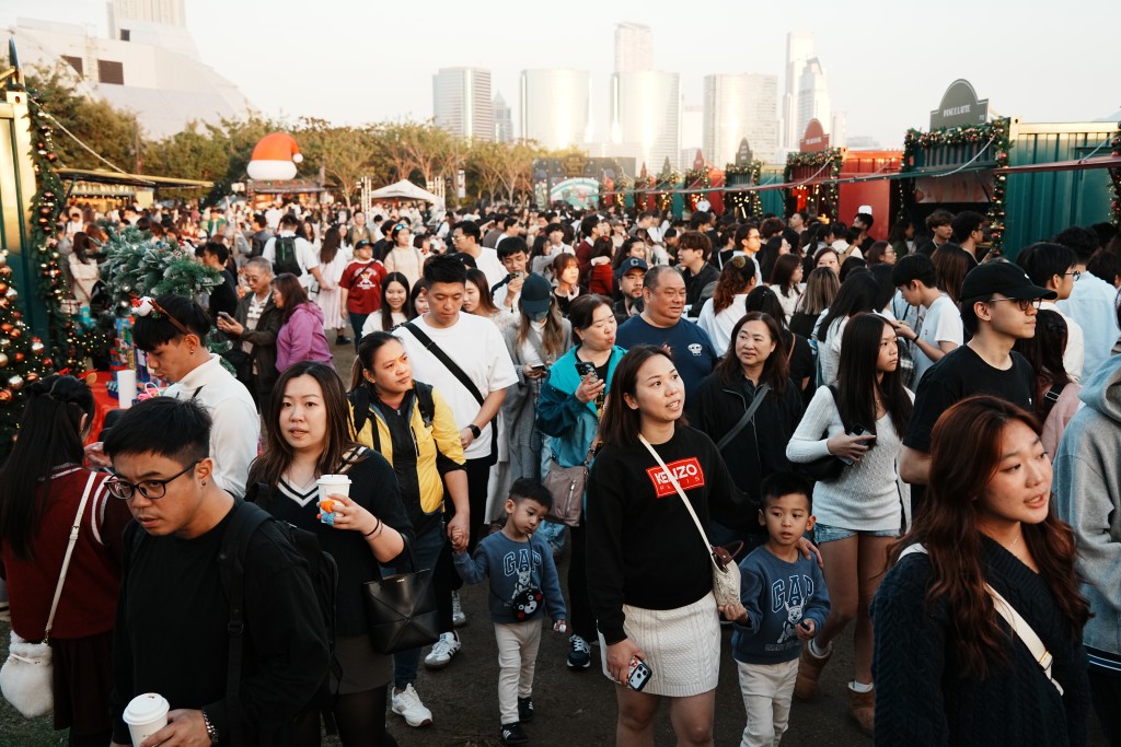 西九文化区傍晚已游人如鲫，人头涌涌。