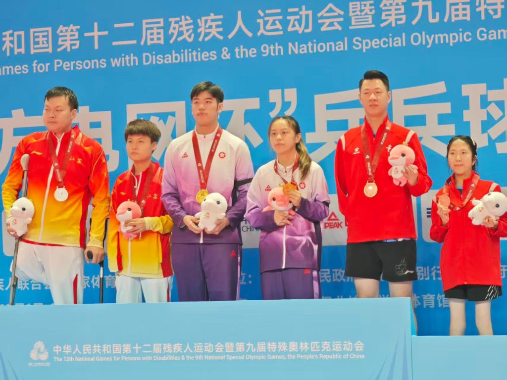 港隊的黃翰林/彭穎加XD14混合雙打勇奪金牌。中國香港傷殘人士體育協會官方圖片 港隊的黃翰林/彭穎加XD14混合雙打勇奪金牌。中國香港傷殘人士體育協會官方圖片