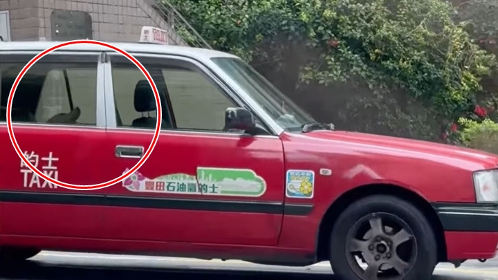 看似無人駕駛的士溜前。FB「車cam L（香港群組）」影片截圖